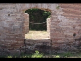 02271 ostia - regio v - insula xi - portico degli archi trionfali (v,xi,7-8) - sechster laden von li - fenster an der hinteren rueckwand - bli ri magazzino annonario (v,xi,4-5) nach sueden.jpg